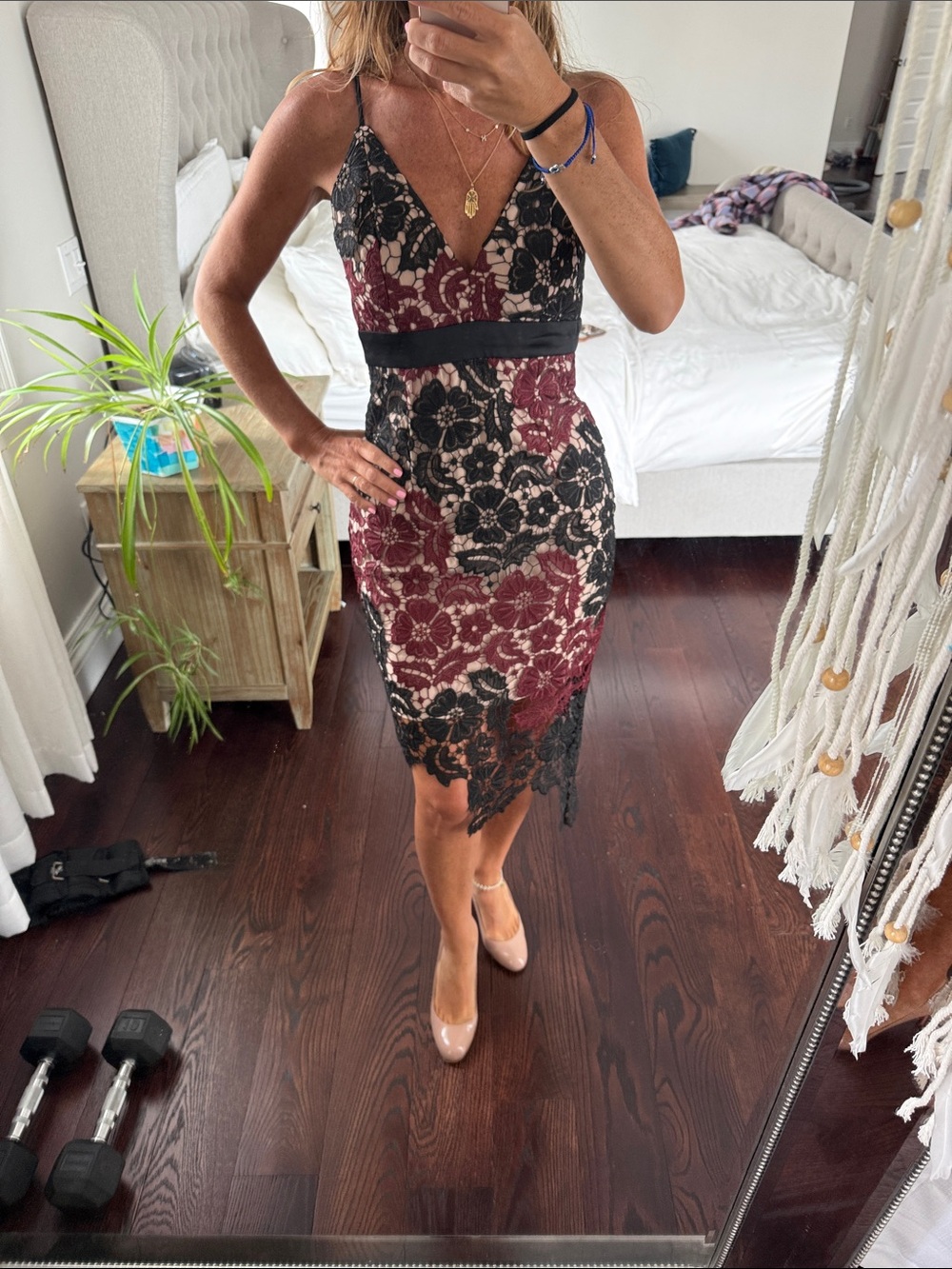 Sleeveless V-Neck Lace Sheath Dress in Burgundy and Black